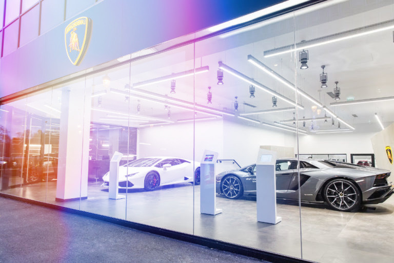 Этот новый выставочный зал открылся в партнерстве с эксклюзивным представителем бренда, группой Schumacher , признанным дистрибьютором гораздо более универсальных брендов, таких как Renault , Dacia, группы Volkswagen, таких как Skoda, Seat и т. Д. Группа недавно Компания вышла на вершину линейки благодаря распространению, в частности, марок Maserati, Infiniti.