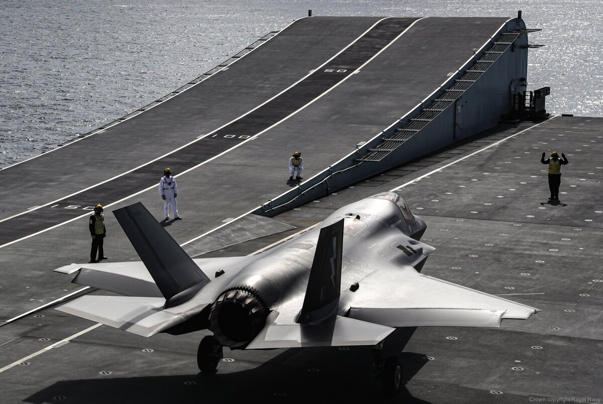 Истребитель Lockheed Martin F-35B Lightning на летной палубе авианосца HMS Queen Elizabeth в Портсмуте, Англия 