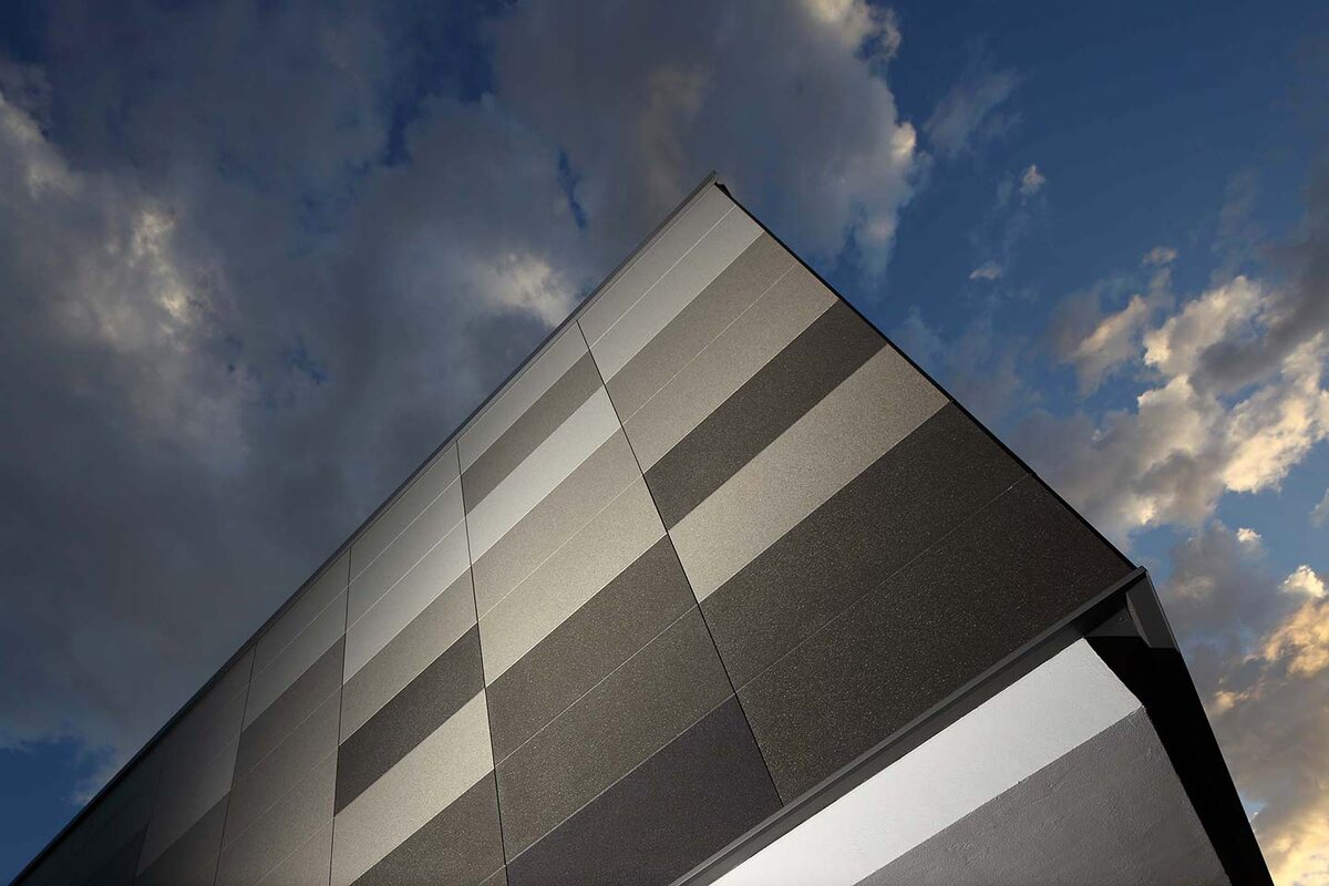 Вентилируемый керамический фасад - это система наружной облицовки зданий, которая позволяет улучшить характеристики строительной оболочки.



