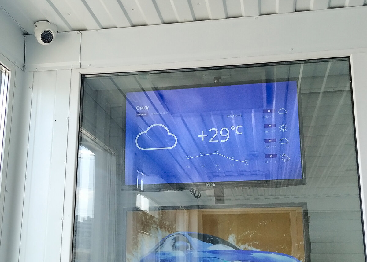 Со стороны улицы, как и внутри порядок контролируется диспетчером, через систему видеонаблюдения. Есть кнопка экстренной связи с диспетчером.