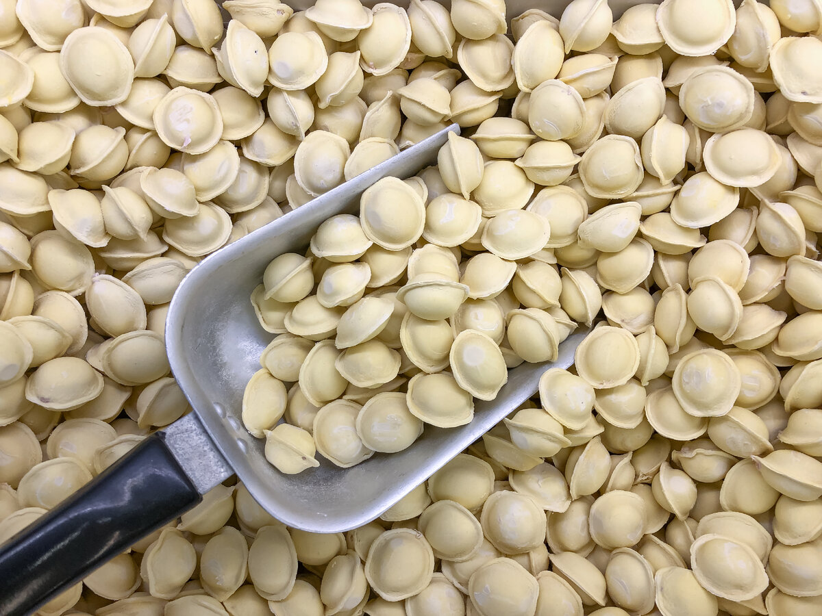 В пельменях нашли. Названы опасные для здоровья российские пельмени. Ядовитый пельмень. Пельмени на палочке. Пельмени магазинные формы.