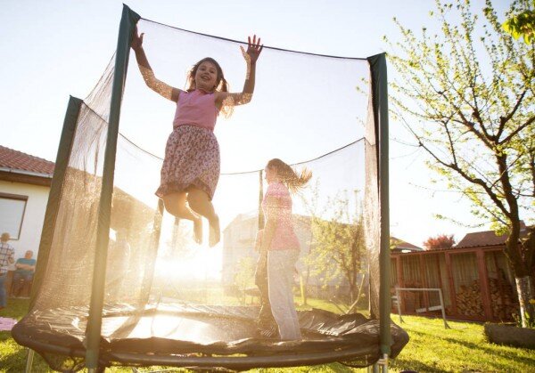 Дети обожают прыгать на батуте