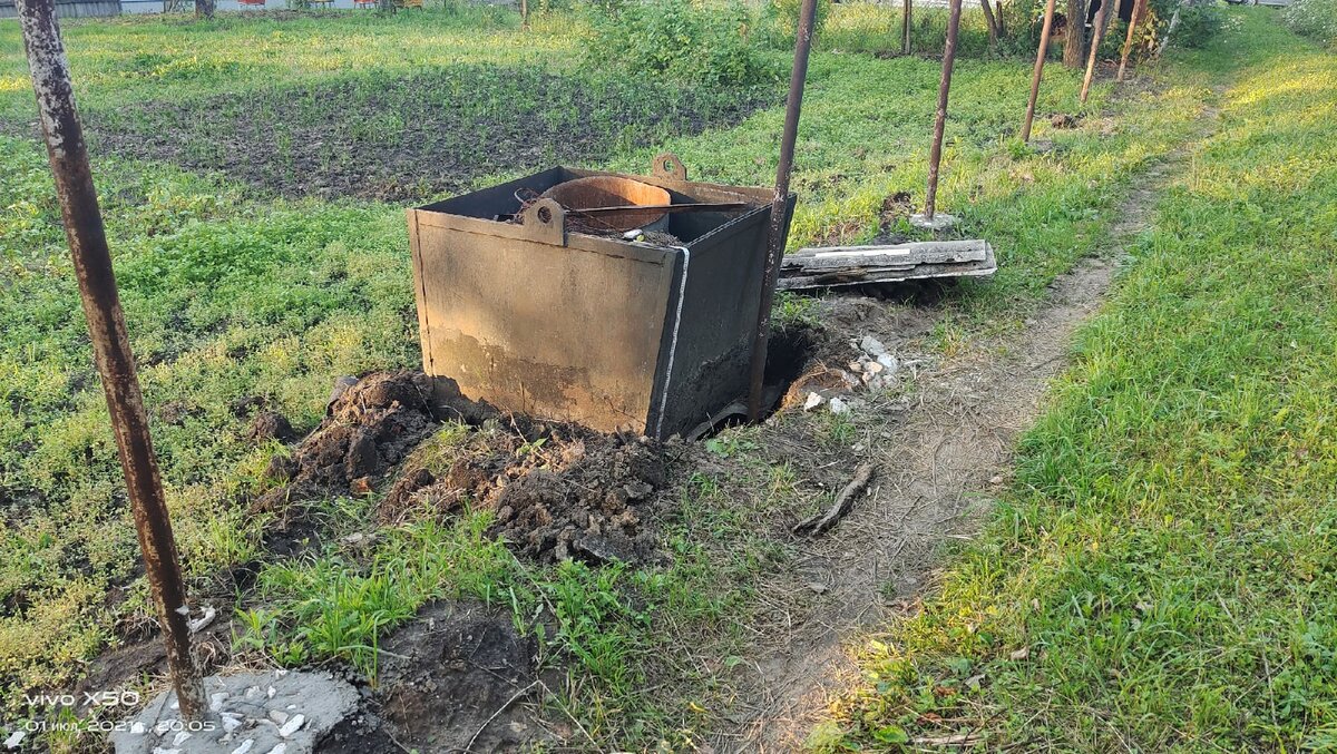 Часть столбов уже забетонировал (расстояние между столбами 2,5 метра). Приложением к купленному участку шла ёмкость для воды. Ее сейчас продаю на авито.