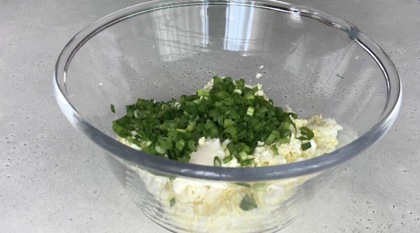 Начинка из вареных яиц, сыра, сметаны и зелёного лука. Фото можно листать влево