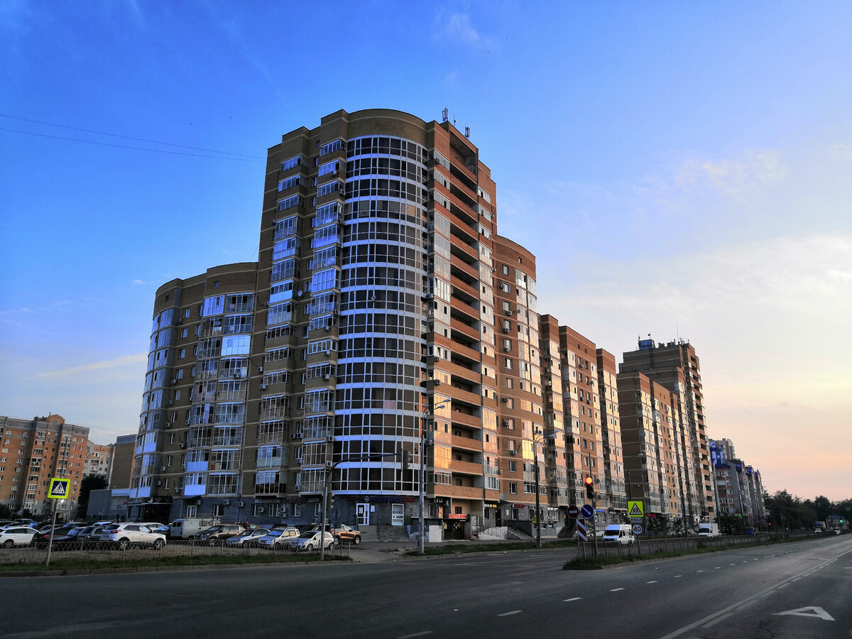 Фото 1. Моя фотография, сделанная сегодня, 10 июля около 3 часов ночи, в Казани.