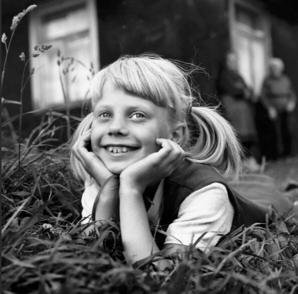 Посольстве КНР. И вот в один из таких дней я поехала туда на такси, забрала 24 паспорта с готовыми визами и еду обратно на маршрутном автобусе.
Так как уже был обеденный перерыв решила походить по магазинам, купила себе обед, вернулась на работу. А в это время начали звонить сотрудники турфирмы и узнавать когда можно забрать паспорта. Я хочу подготовить их и не могу найти 😱. Я даже не знаю, где могла её .оставить!! Меня бросило в холодный пот, руки начали трястись, не могу собраться с мыслями, слезы рекой🤯.
Все места объездила, нет их😭. Надежда только на маршрутку осталась. Самое страшное, офиса у этого маршрутного автобуса нет, представляете? У них кольцевой маршрут по городу и водители в одном месте не собираются оказывается. Это мне надо каждого водителя ловить и спрашивать, а внешность водителя даже не помню. А туристам вылетать через 2 дня в Китай, у одного из них в паспорте шенгенская виза на 3 года была😲, у другого срываются переговоры!!!
Аааа😱! Я была в отчаянии, так ещё под сердцем ношу свою младшенькую дочу🤰, токсикоз меня мучает(тошнит всё время), живот начал болеть😥.
⠀
Я даже дала объявление в интернет, а меня мошенники чуть не обманули. В конце я поняла, что мне ни-че-го не поможет кроме чуда Всевышнего! Выключила телефон и в первый раз в жизни прочитала намаз и всю ночь молилась (какой может быть сон и токсикоз куда-то исчез 😅), чтобы Аллах мне помог найти эти паспорта и чтобы они попались человеку с добрым сердцем🤲.
⠀
Утром рано поехала с супругом и начали останавливать и расспрашивать каждого водителя этого маршрута о моих паспортах.
⠀
И вы знаете, ЧУДО произошло! Нашёлся пожилой водитель и все паспорта были в целости и сохранности! Я оказывается оставила на сиденье синюю папку
⠀
В конце все довольны.