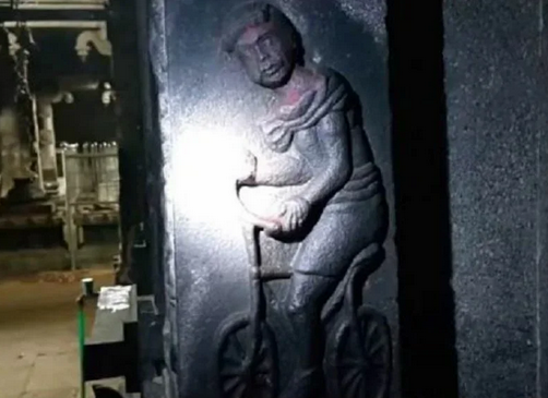 велосипед на индийском храме