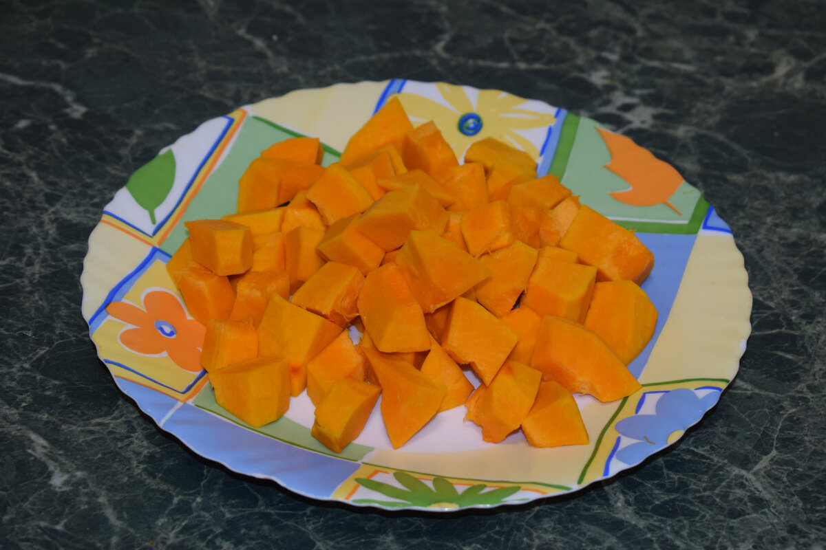 тыкву нарезаю на кубики(фото автора)