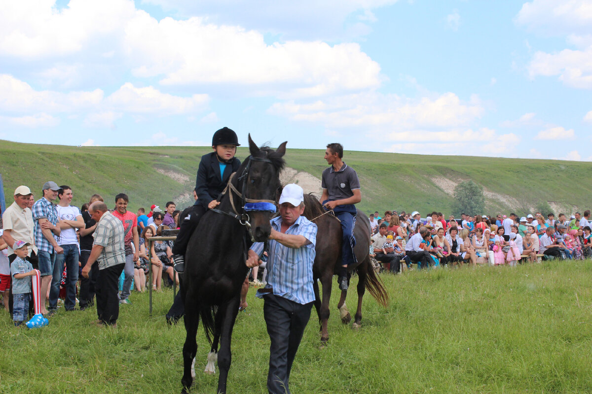 Будет или нет?  А мы вспомним традиции и обычаи которые передали нам наши бабушки,дедушки! Начнем с того для чего отмечают этот праздник ! Это праздник плуга,по окончанию посевных работ на поле,односельчане собирались на природе и проводили игры,пели,танцевали и самое главное что привлекало людей ,это борьба на поясах,то есть КОРЭШ ! Откуда появилась это борьба конечно отдельная история,об этом мы поговорим позже! Сейчас вспомним что происходит за несколько дней до сабантуя!Жители деревни готовятся основательно,шьют платья,и готовят подарки для победителей,участников сабантуя. Эти подарки собирают за несколько дней или с вечера до мероприятия. По улицам деревни,села проходят с гармошкой,баяном,тальянкой взрослые и дети,чаще всего если деревня большая,то на повозке запреженной лошадью! Лошадь украшают материей,колокольчиками итд. И кадый житель услышав песни,звон лошадей выходит с подарками и привязывает если это полотенце на палку которую держит один из жителей деревни. Так же собирают куриные яйца,деньги . 
