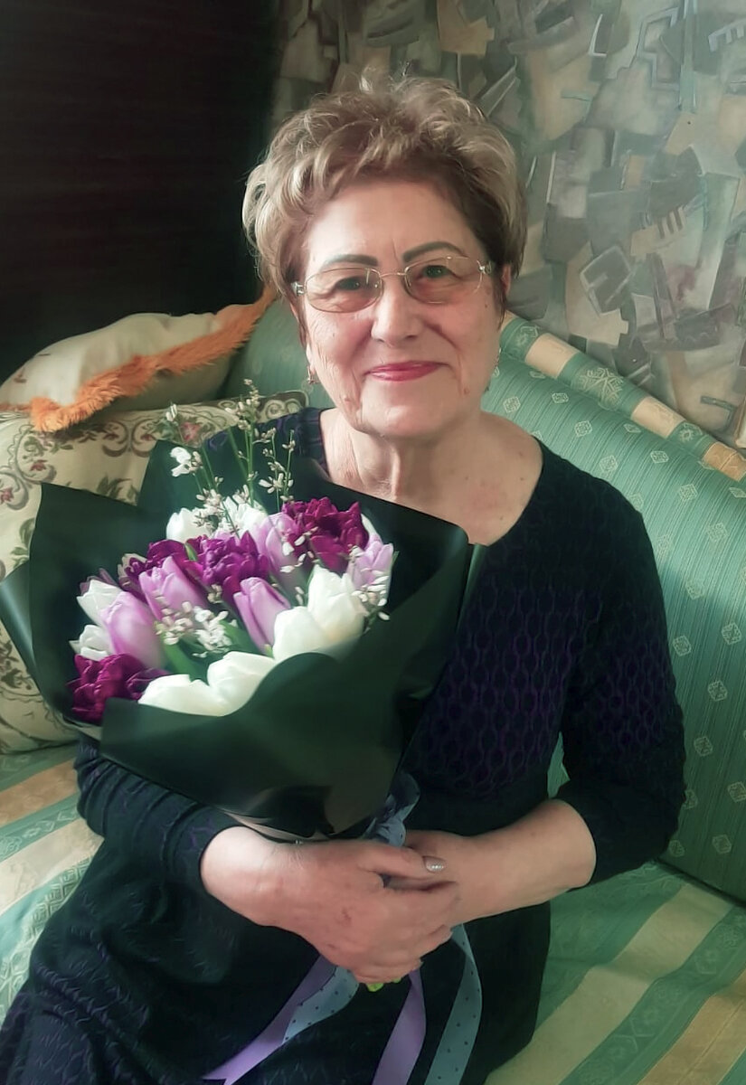 Рождённая до Великой Отечественной войны, пережившая войну и разруху послевоенных лет, хрущёвскую "оттепель", брежневский "застой", горбачёвскую "перестройку", ельцинские "лихие 90-е" Ольга Сергеевна Лопаткина и сегодня бодра, весела, открыта и гостеприимна.