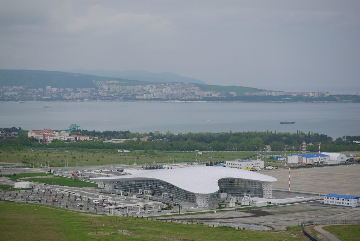 Новый аэропорт Геленджика. Открыли его только в феврале. Сейчас пустует.