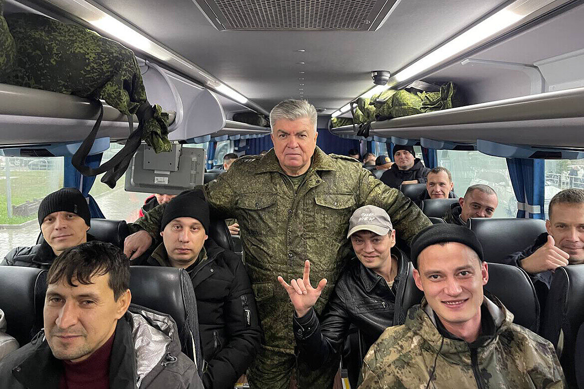 ​Наиль Магдеев зашел в автобус и лично проводил каждого из ребят, пожав им руки Фото: пресс-служба мэрии г. Набережные Челны