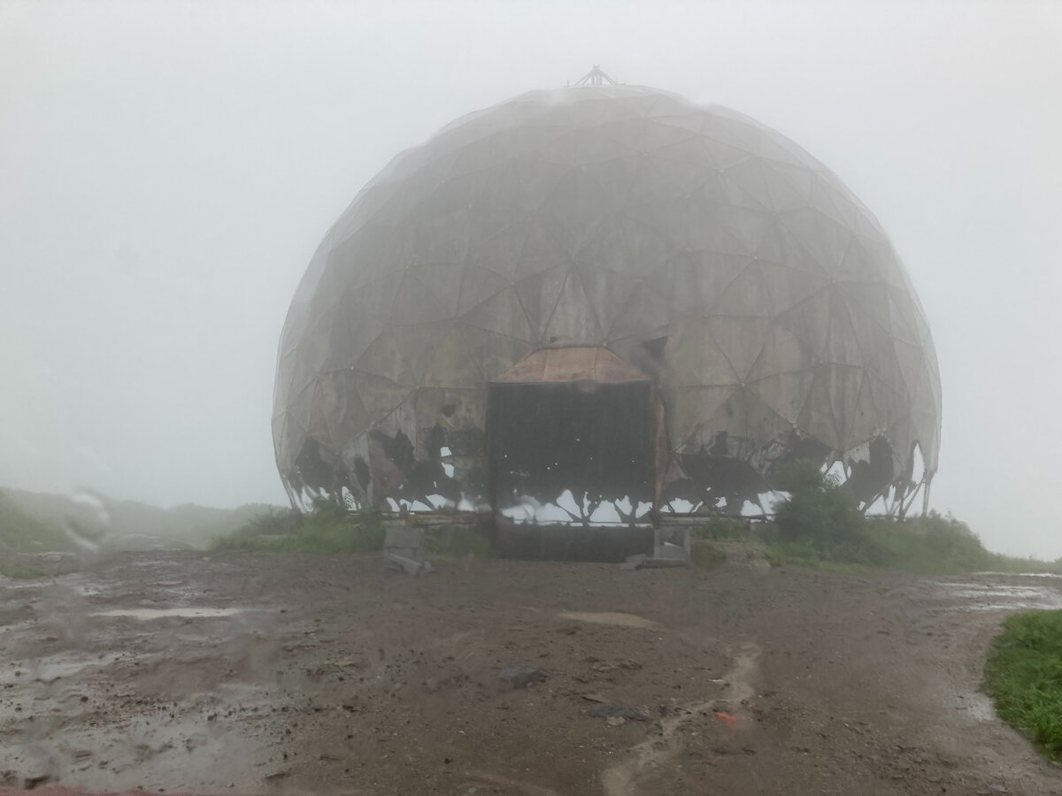 Радиопрозрачное укрытие для антенны во время тайфуна