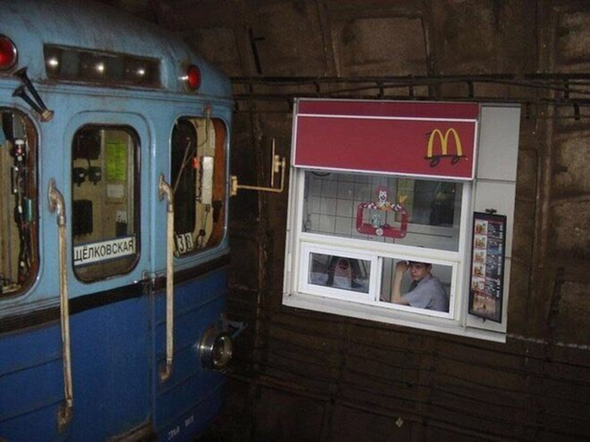 Макдональдс в тоннеле метро