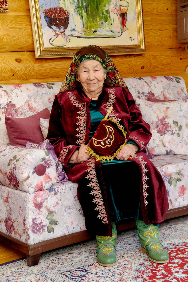 Мама в новом чапане из Киргизии