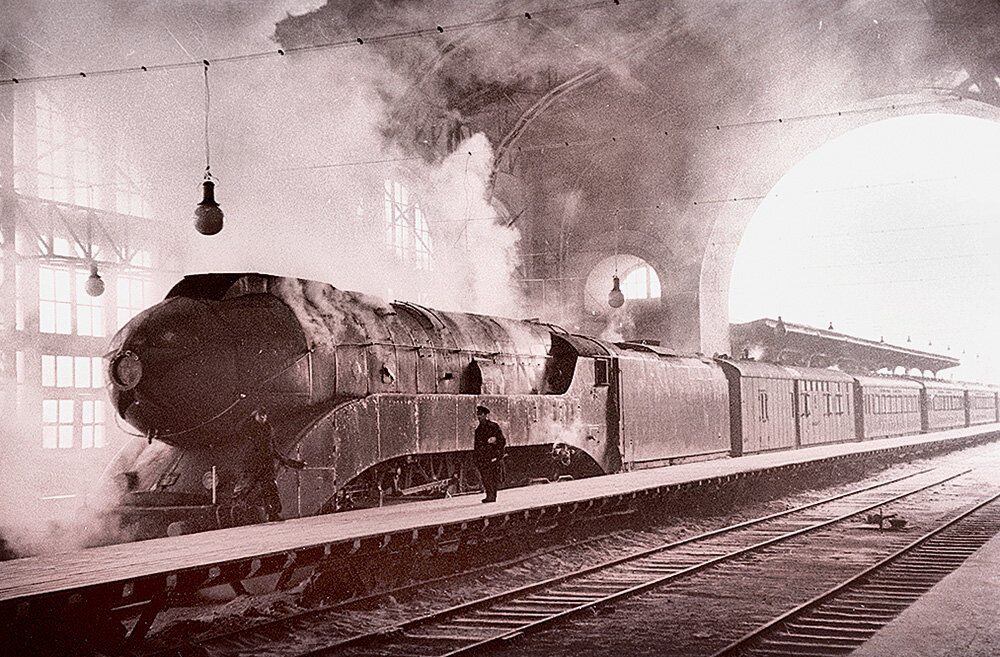 Поначалу составы «Красной стрелы» водили скоростные паровозы, затем их сменили тепловозы ТЭ7 и ТЭП60