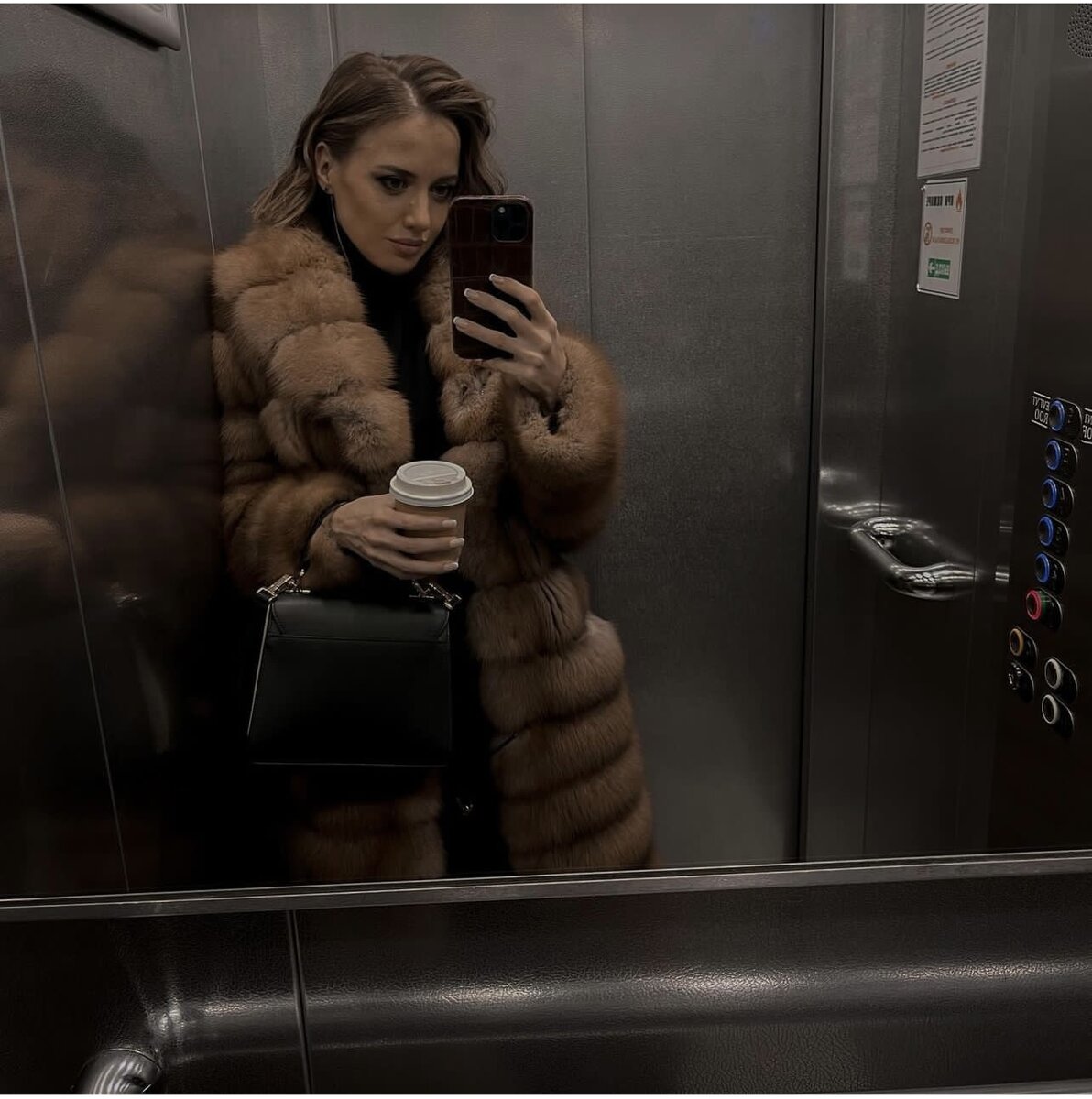 У каждой девушки помимо субличности «шальной императрицы», которая появляется после одного- двух бокалов вина или чего-то более крепкого, есть ещё одна непризнанная, но очень важная часть нашего «я» и это- «drama queen 👑” в переводе означает «королева драмы» 
Она часто радует нас своим присутствием, но почему-то остаётся без признания.

Вот и вчера я её увидела прям во всей красе. Мой самолёт идёт на посадку и его начинает очень сильно шатать, прям так ух. И вместо сбавления скорости он её увеличивает и я понимаю, что с такой скоростью сесть нам не удасться. В итоге мы выходим на второй круг и пилот самолета успокаивает всех пассажиров стандартной информацией, мол, сильный ветер, не переживайте, мы вышли на второй круг и через 10 минут наш борт произведёт посадку.

И тут под овации моих тараканов в голове выходит она… непревзойдённая и неподражаемая «drama queen” 😅 закатывает глаза, по которым уже вот-вот прольётся слеза осознанности и желания жить и творить, она уже готова произносить речь про то, как многого не успела и как важно оставить что-то после себя. Её рука коснётся мобильного телефона, чтобы написать сообщение всем близким со словами «ах, как сильно я вас люблю».

Но её вовремя останавливает главный худрук всей этой конструкции - адекватность. 

Самолёт в итоге очень мягко приземляется и она восторженно ликует, думая как важно сейчас все свои эмоции и мысли излить в своём профиле в Инстаграм со словами «ребята, сейчас было что-то страшное… как важно ценить эту жизнь! Жизнь одна, кайфуйте, ААААААААА!!!» или как там говорят 😂 

Но снова её останавливает речь адекватности со словами «да, так бывает и тут нет ничего драматичного, ты переигрываешь, милочка. Был просто ветер, сильный, но самолёт удачно сел. Точка здесь.»

Она злится на этого черствого сухаря и просит свою свиту в виде тараканов в голове ей принести нюхательную соль, ибо вот-вот упадёт в обморок от такого события. 

Тараканы уводят её со сцены под бурные овации, аудитория Инстаграм спасена, адекватность восторжествовала. 

Но все же своего она добилась- это чтобы её заметили и внесли в список субличностей, которые играют в жизни женщины. Ибо, как гласит один из законов Берта Хеллингера «все что, мы исключаем- увеличивается в размерах», пора дать ей место и признать от греха подальше, пока наша жизнь не превратилась в сплошную драму. 
Аминь 🙏