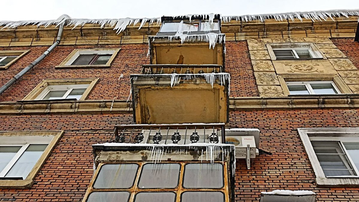 Опасность подстерегает новокузнечан и сверху, и снизу. Фото: Царьград