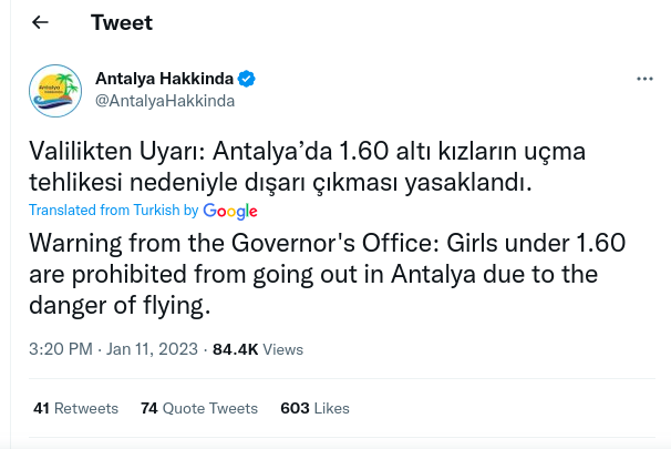    Твит на сайте турецкого издания Antalya Hakkinda: шторм достиг силы, опасной для женщин маленького роста.Antalya Hakkinda via Tweet