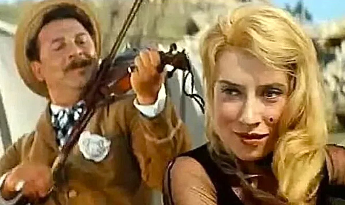 Кадр из фильма "Неуловимые мстители" - Белокурая Жози. 