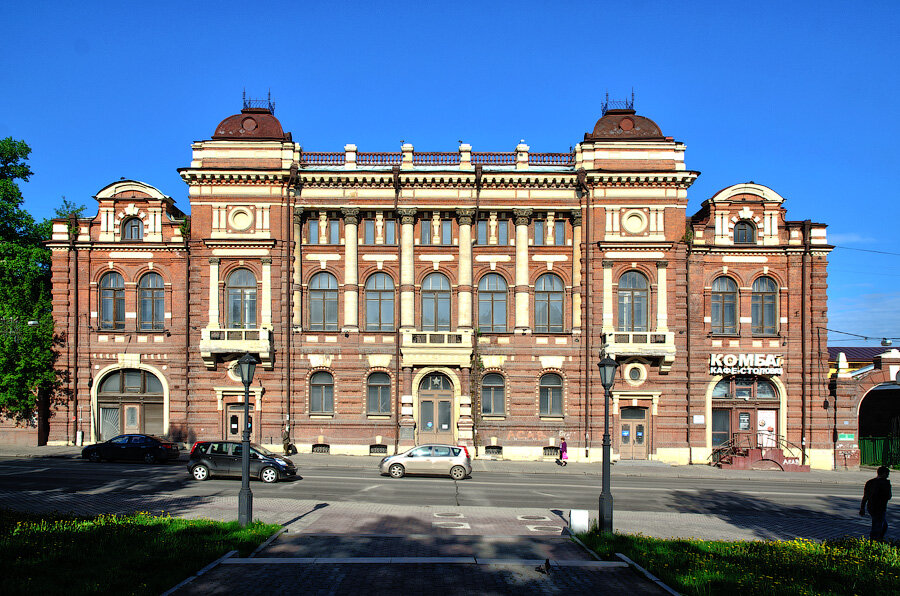 Томский Дом офицеров — старинное здание в Томске, построенное в 1898 — 1900 годах архитектором К. К. Лыгиным, использовалось для общественных нужд.
