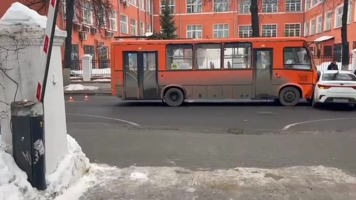     ДТП с участием маршрутки произошло в Нижнем Новгороде в пятницу, 20 января. Эту информацию NewsNN подтвердили в УГИБДД по региону.