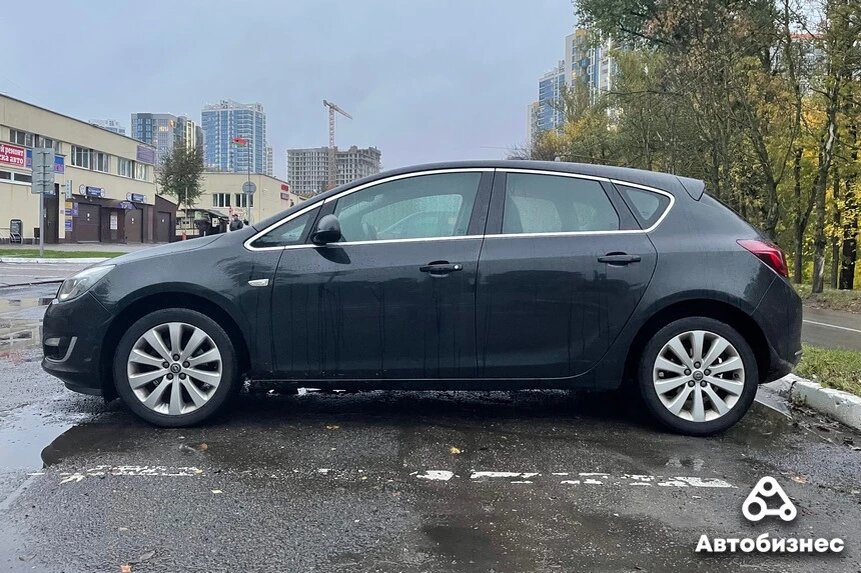 Самые популярные кузовные версии – 5-дверный хэтчбек и универсал, седанов и трехдверных GTC заметно меньше, и они уже относятся к представителям второй фазы производства. Что интересно, две трети предложений – с бензиновыми двигателями, дизельные версии не настолько распространены, как можно было подумать. А вот явное преимущество МКПП над АКПП вполне ожидаемо.

