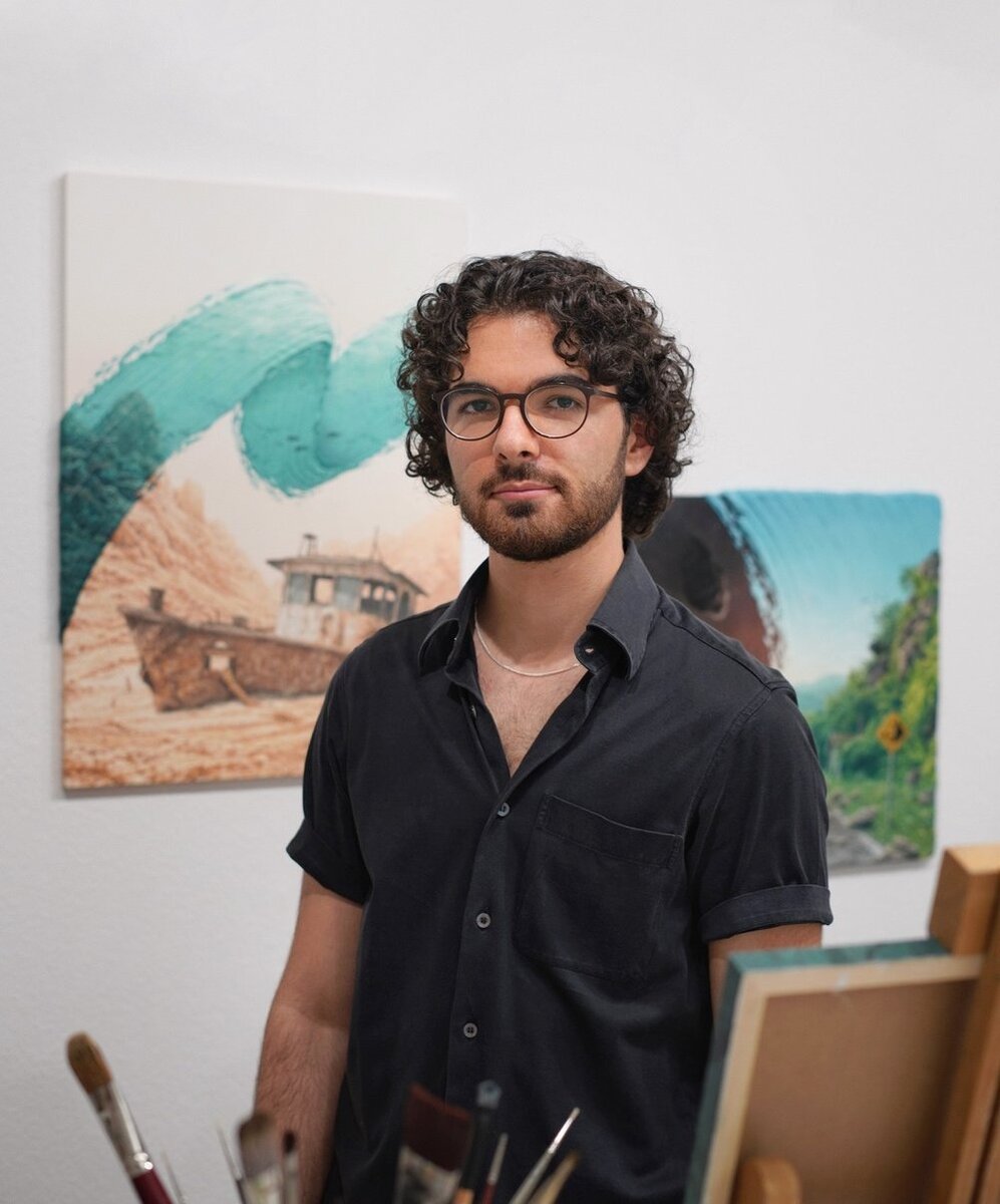 Давид Амбарцумян на фоне своих работ