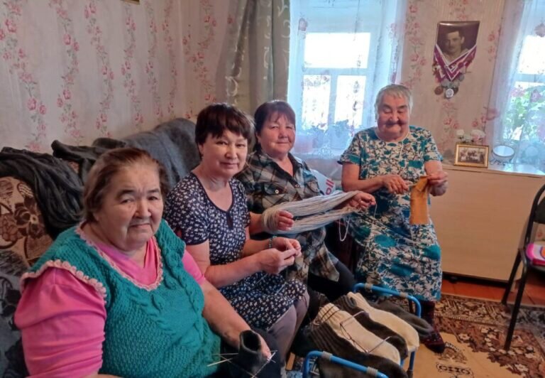    В Переволоцком районе пенсионерки вяжут теплые носки для участников СВО Кристина Просвиркина