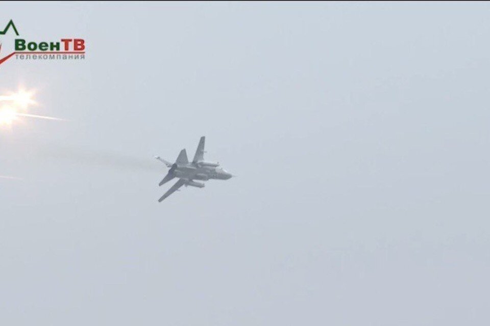     В Минобороны сообщили, что авиация Беларуси и России 28 января выполняет боевое применение на полигоне «Ружанский». Фото: скриншот с видео «ВоенТВ», опубликованного в телеграм-канале Минобороны Беларуси