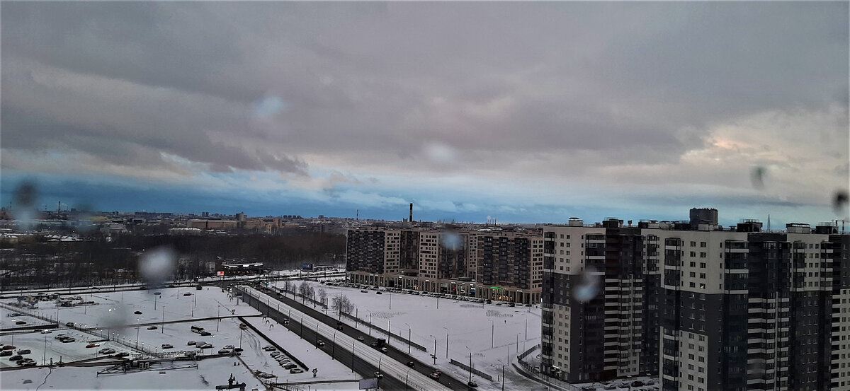 Безумное сочетание цветов питерского неба. Фото автора.