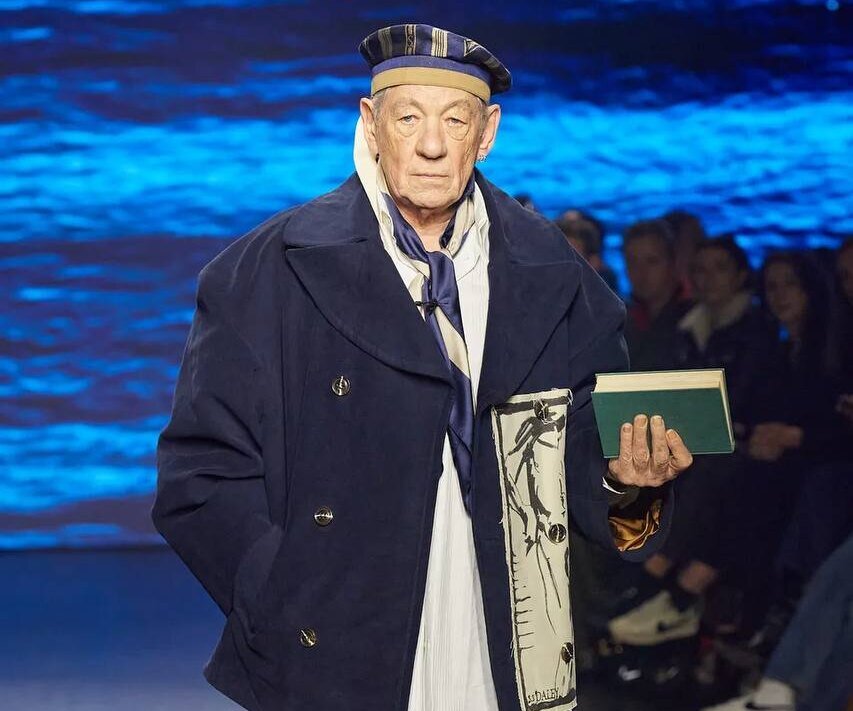     Исполнитель роли Гэндальфа Иэн Маккеллен вышел на подиум на неделе моды в Лондоне