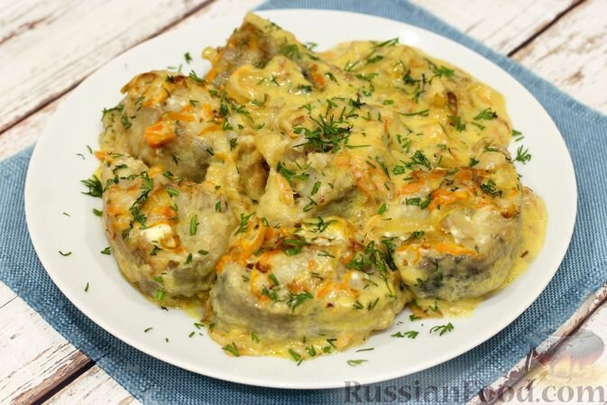 минтай (или другая белая рыба), майонез, лук репчатый, морковь, масло растительное, мука, укроп, соль, перец чёрный молотый