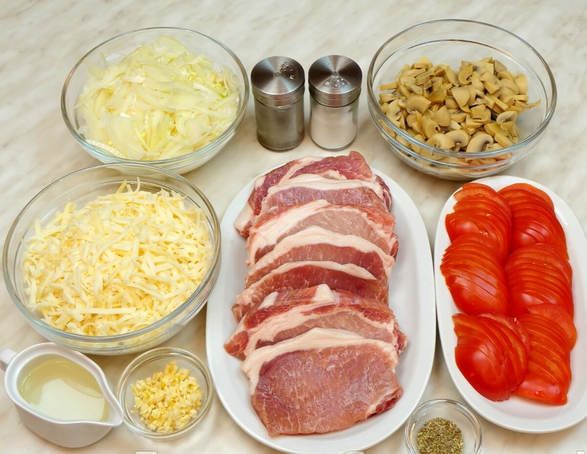 Помидоры для приготовления используем плотные, шампиньоны свежие или замороженные. 