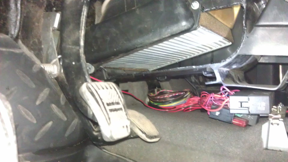 Обратите внимание — на фото стенка печки уже вырезана, а старый радиатор еще на месте!