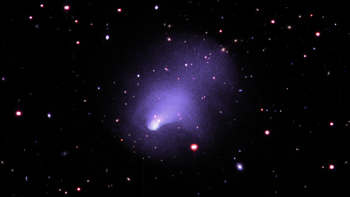 Снимок подписан по буржуйски как "Colossal Collisions Linked to Solar System Science"
Ну там что-то типа столкнулось.