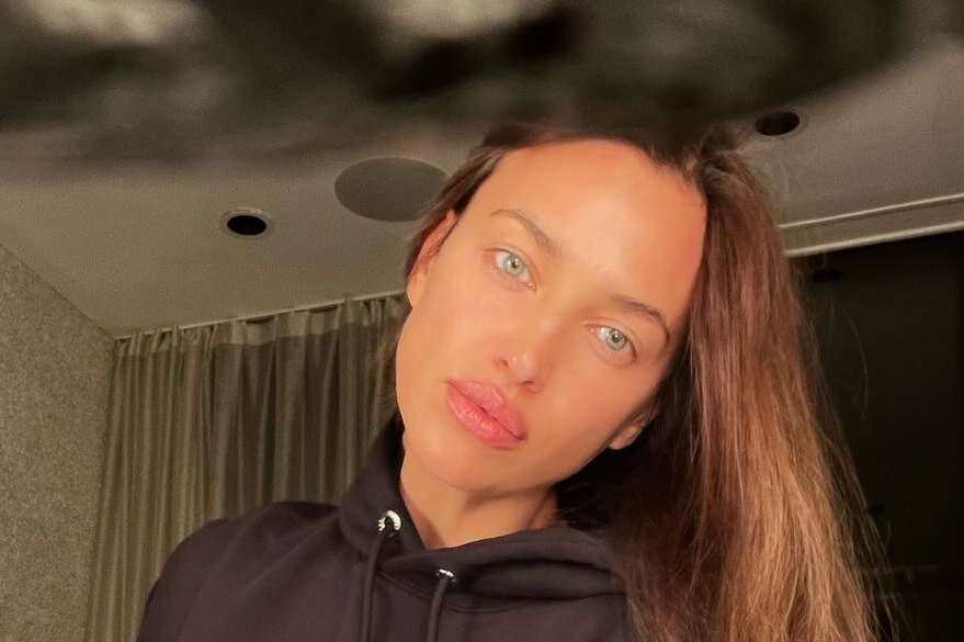     Полуголая русская в Париже: Ирина Шейк показала, что осталось за кулисами Недели моды