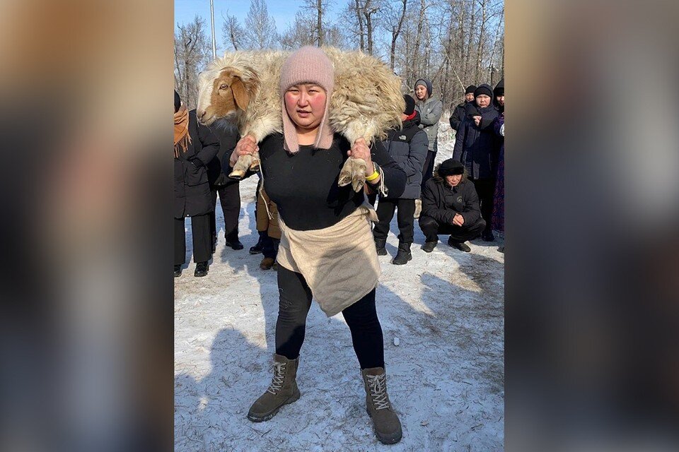     Аиза присела с бараном на плечах 60 раз и победила в национальном состязании. Фото из личного архива