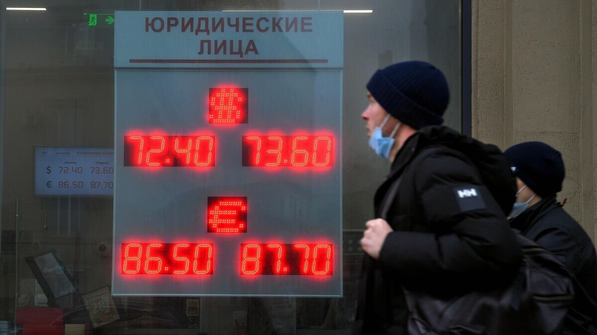    Прохожие у электронного табло с курсами валют на улице Земляной Вал в Москве© РИА Новости / Илья Питалев