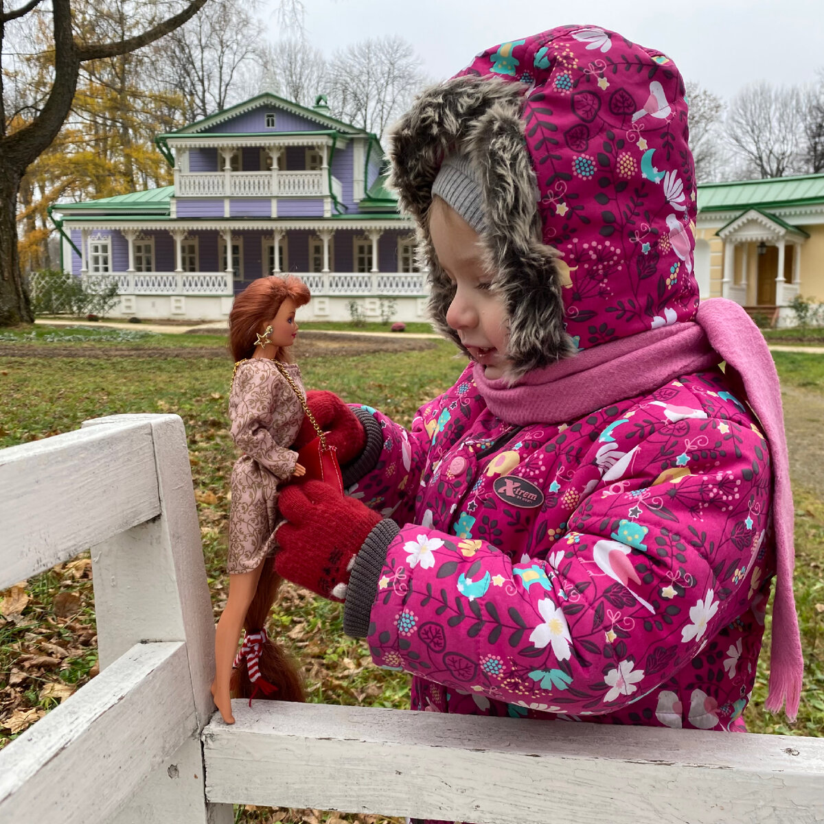 Помогает в фотосессиях