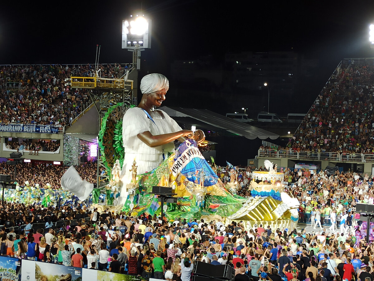 Знаменитый стадион в рио. Карнавал в Рио-де-Жанейро. Карнавал в Аргентине. Бразилия 2023 год фото. Вокзал в Рио-де-Жанейро с людьми.
