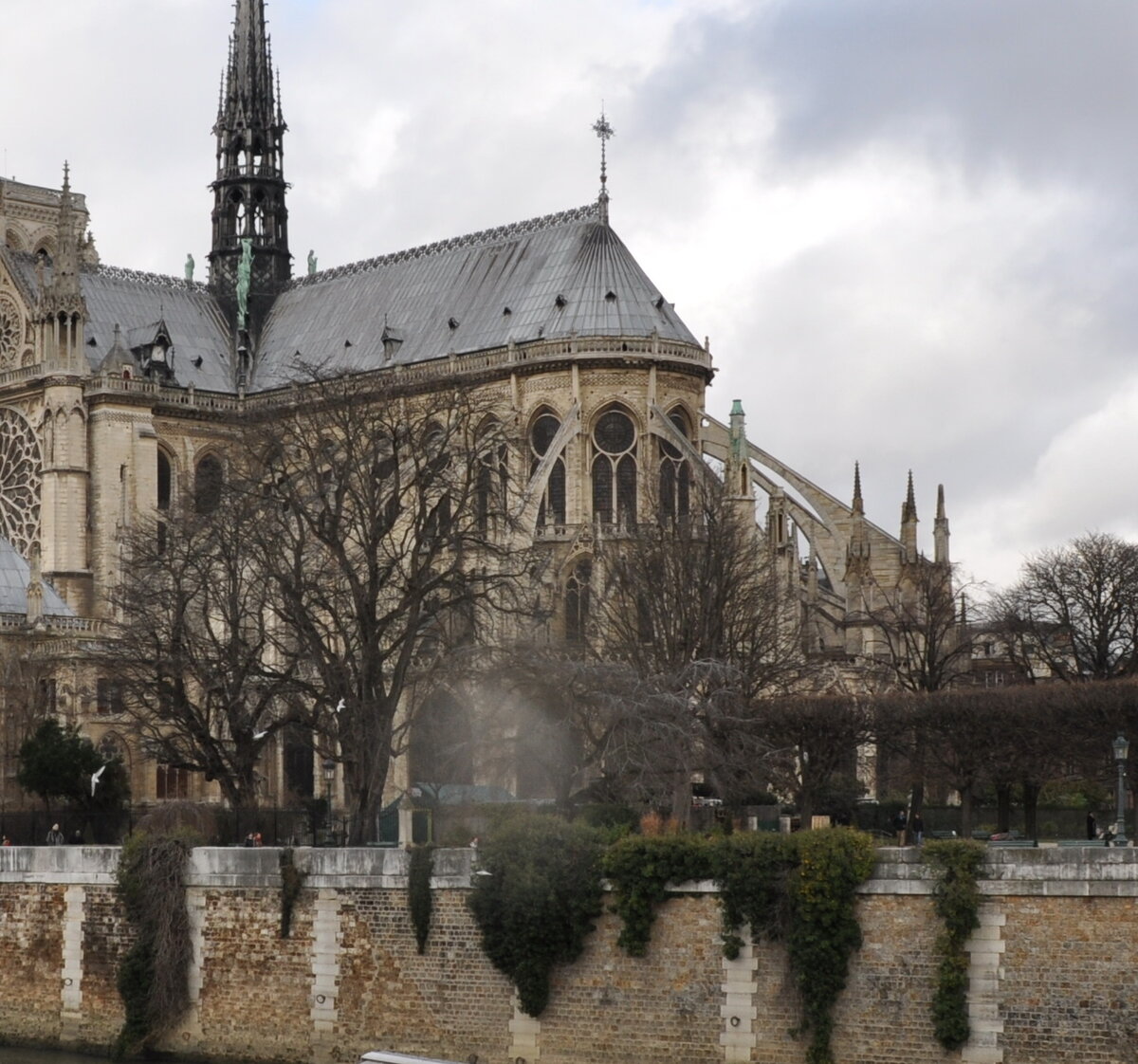 Апсида Собора Парижской Богоматери со стороны набережной Турнель.