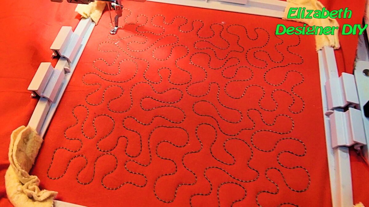 Начинаю с заготовки изнаночной  стороны изделий. Можно взять целый кусок ткани, или сшить несколько. Под красной тканью ватин. Делаю стёжку. Если делаете на обычной машинке, то присмотритесь к стёжке на сумках Диор модель Диана. Изделия с ней выглядят хорошо. 