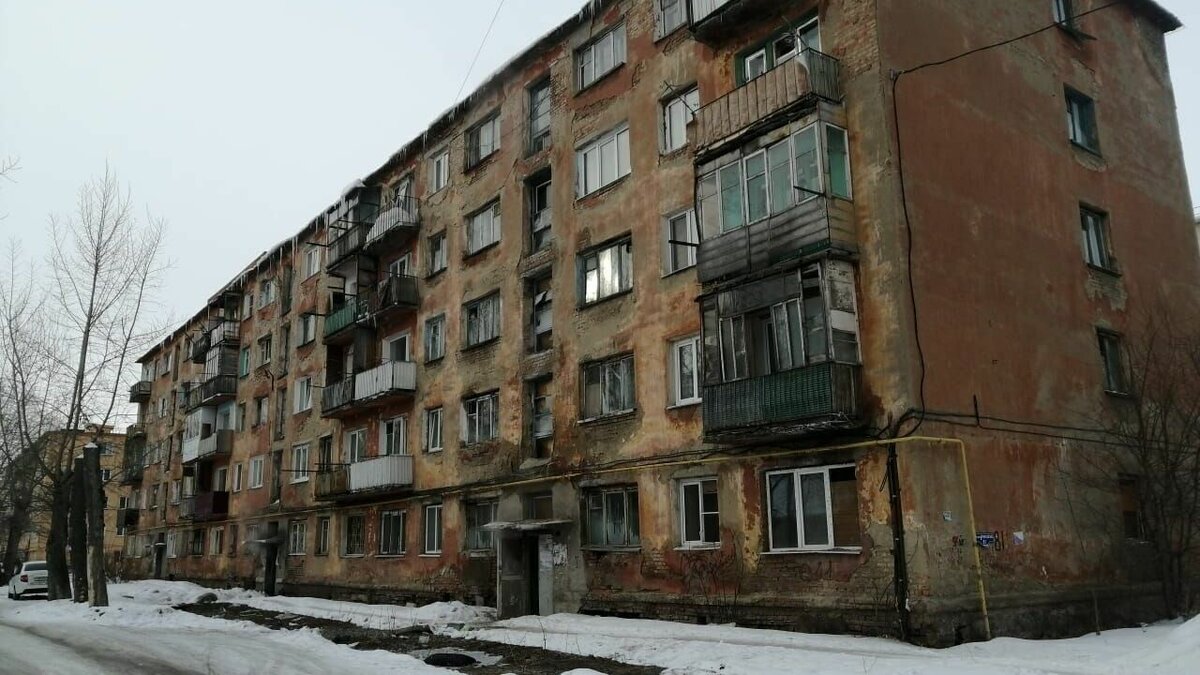     Инцидент произошел три года назад, но жильцам так и не нашли новые дома.