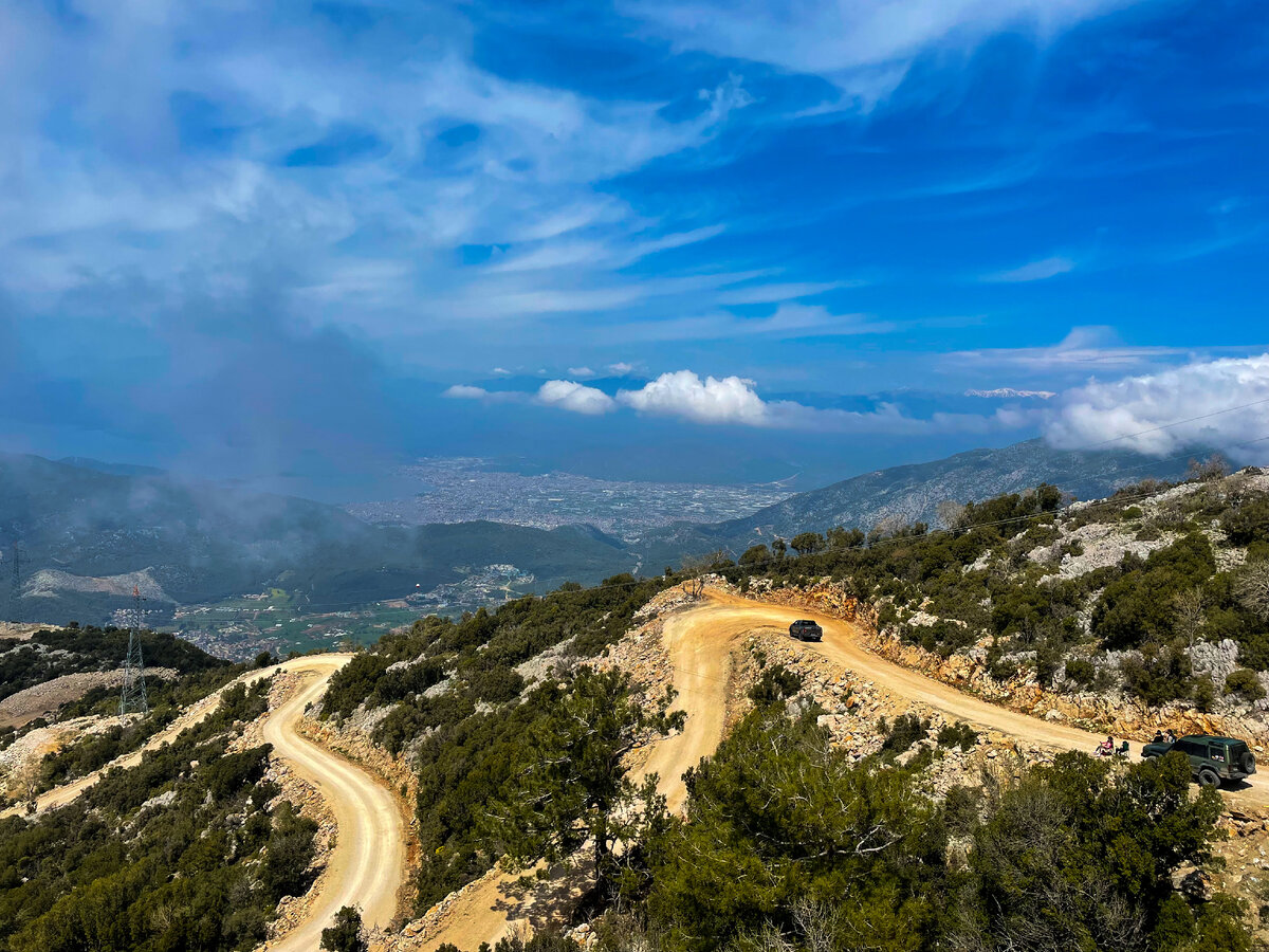 Вид с кабинки на город Фетхие, расположенный в 25 км от Горы Бабадаг