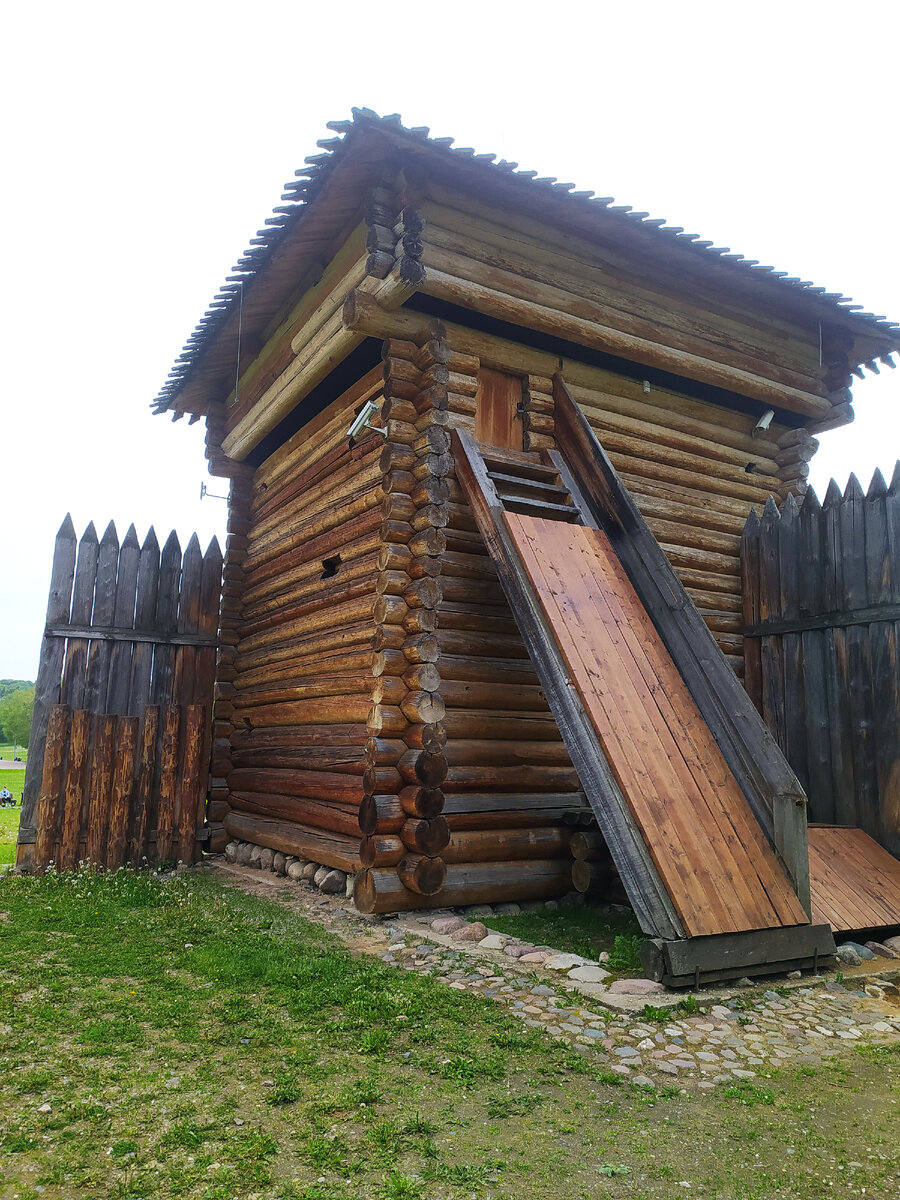 Башня Братского острога (фото автора) листайте далее