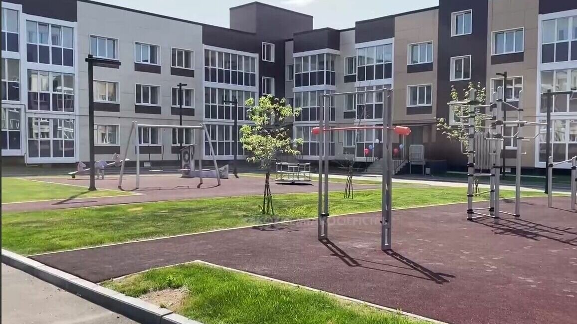     Два новых дома на 114 квартир появились в микрорайоне Радужный в Уссурийске. Там будут жить работники бюджетной сферы и молодые специалисты.