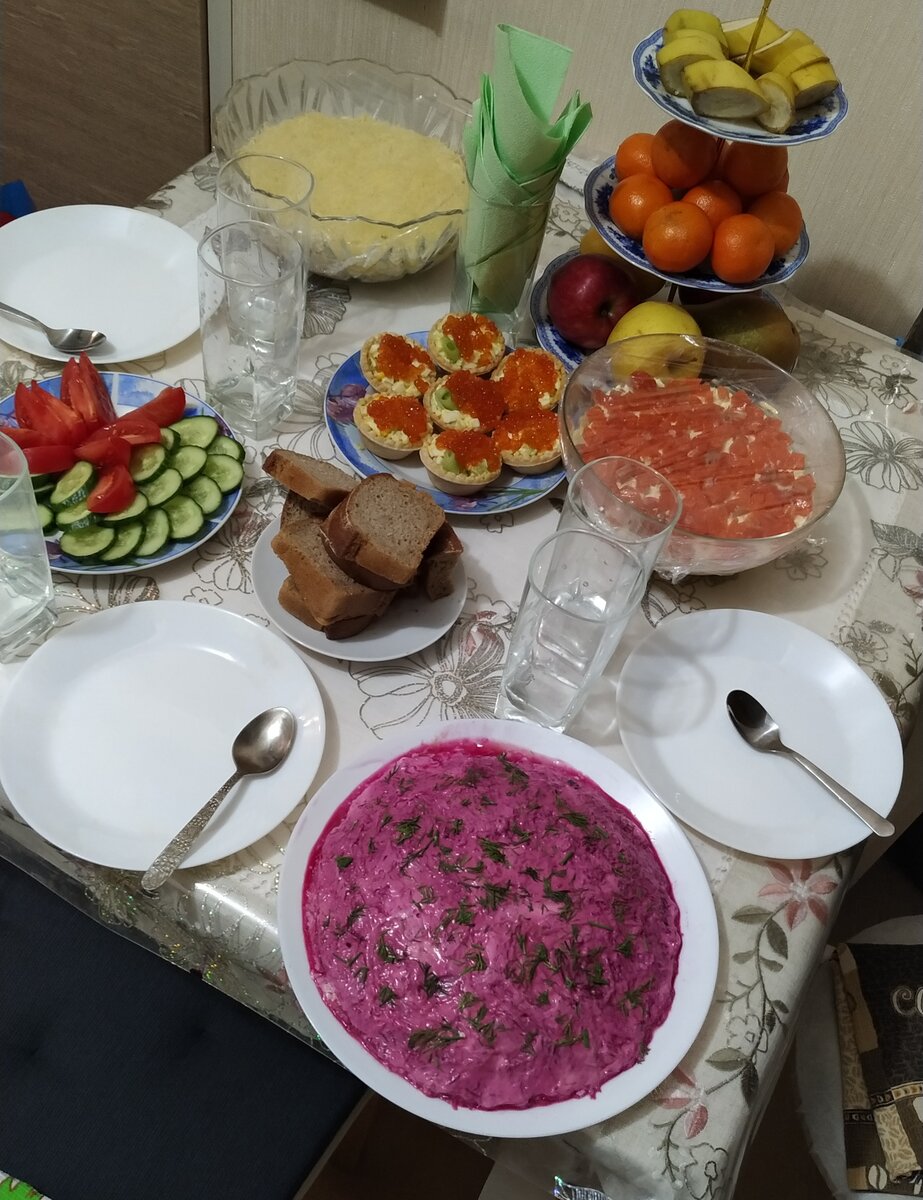 Салаты "Селёдка под шубой", " Курица с ананасами "