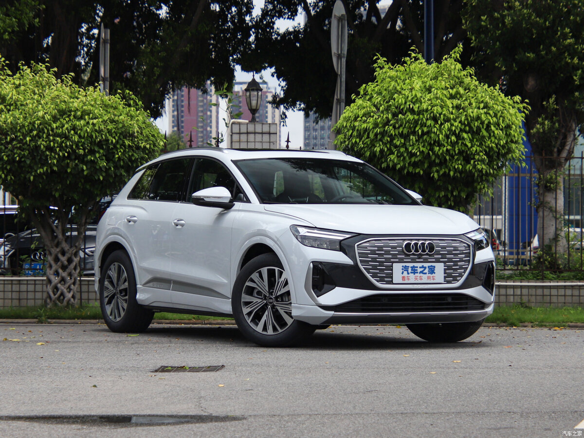 Дилеры из России сразу заговорили, что цена Audi Q4 e-tron по минимуму (в стандартной комплектации) будет начинаться с примерно 42 тысяч евро.