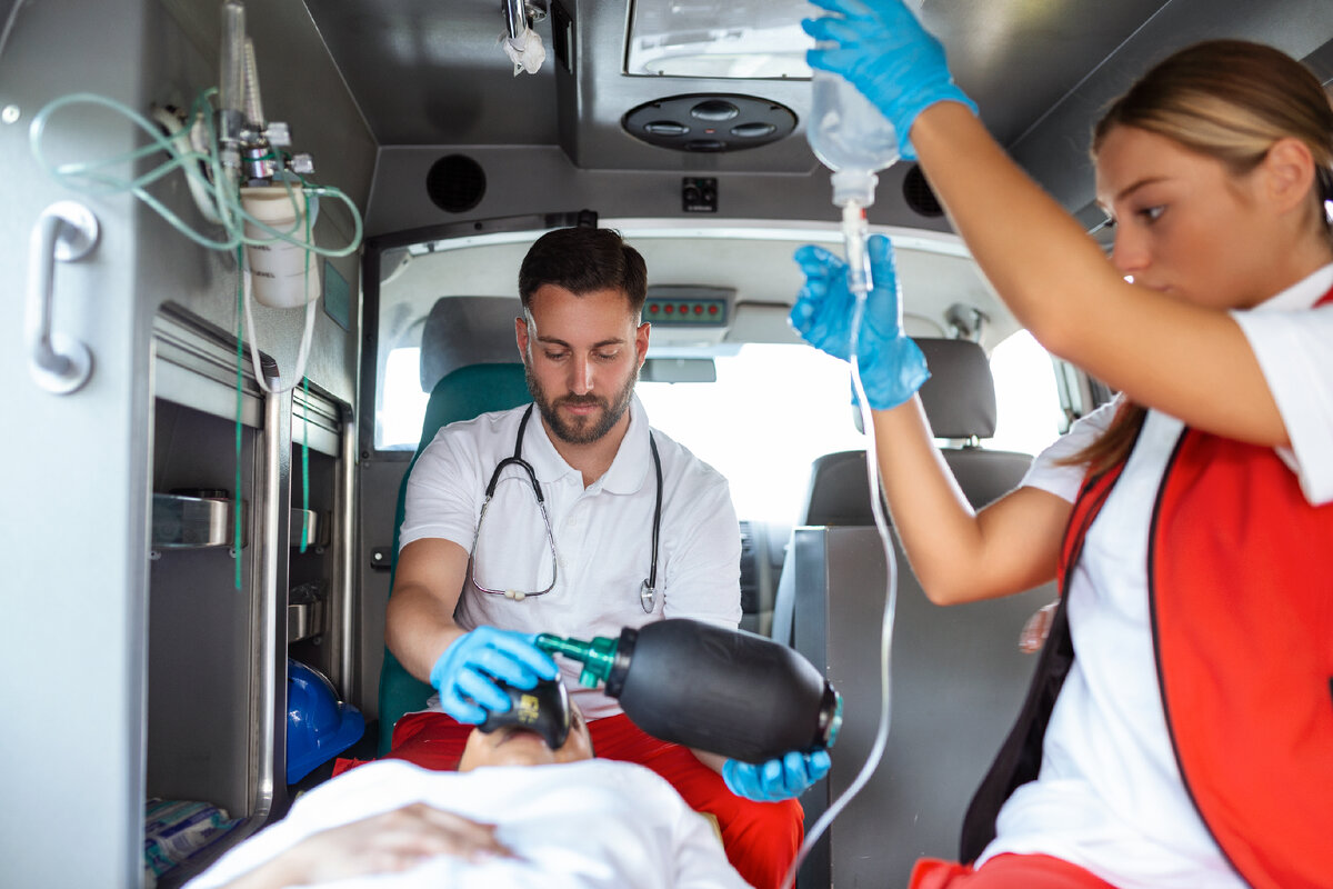 https://ru.freepik.com/free-photo/view-from-inside-ambulance-of-uniformed-emergency-services-workers-caring-for-patient-on-stretcher-during-coronavirus-pandemic_28092747.htm